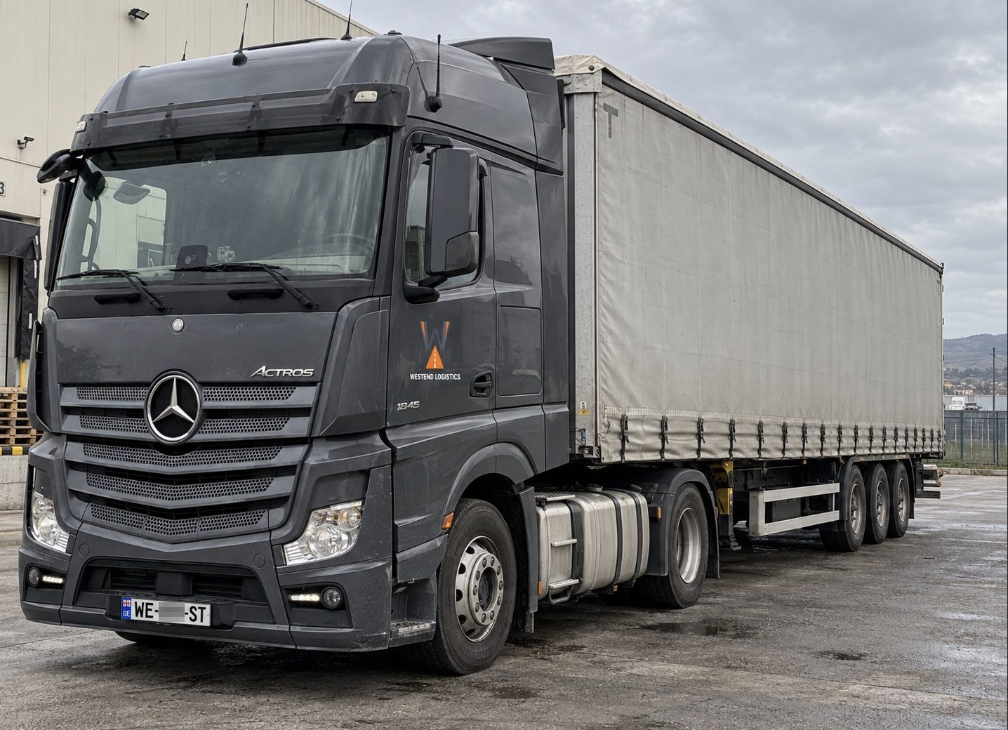 Mercedes-Benz Actros 1845, тягач + шторный полуприцеп, грузовик Westend Logistics на грузинских номерах